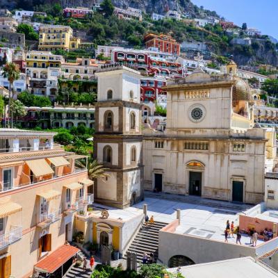 Mesto Positano a farebné domy a útesy.