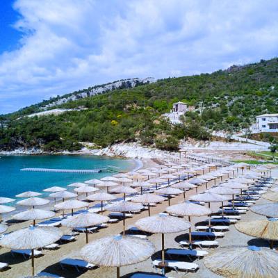 Pláž s lehátkami pred hotelom Thassos Grand.