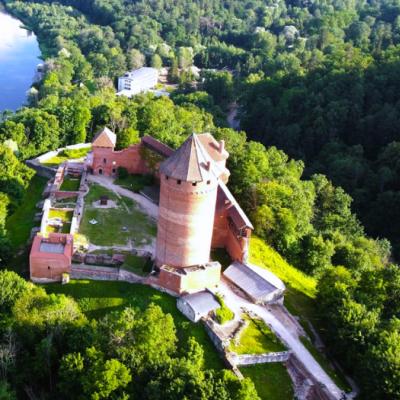 Stredoveké hrady a pevnosti - hrad a zelený park v okolí.