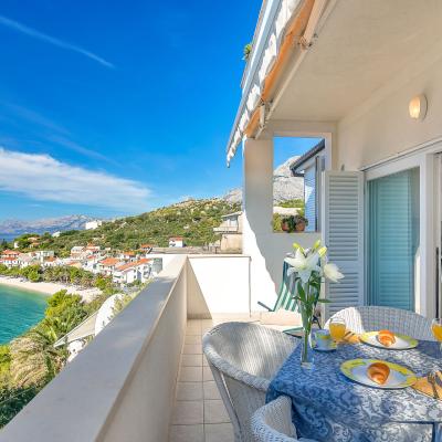 Balkón Vila Visković a krásne morské pobrežie na Makarskej.