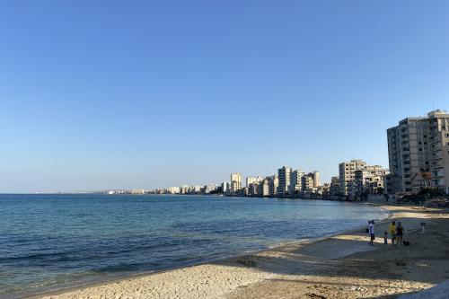 Cyperské mesto duchov Varosha po 47 rokoch znovu ožíva