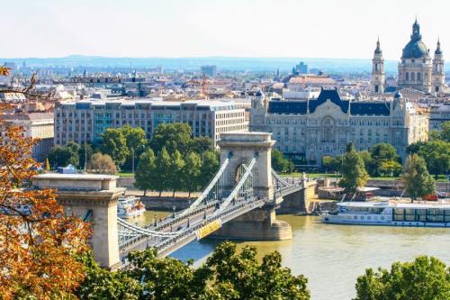 Budapešť pre pôžitkárov: Tretí najväčší parlament na svete, známe kúpele a najchutnejšia štrúdľa