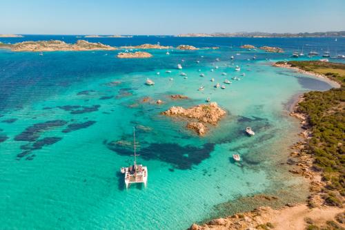 Pláž pri Alghere, Sardínia, poznávací zájazd, Taliansko