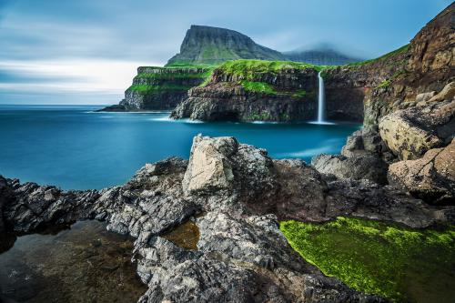 Faerské ostrovy -  pohľad na more a vodopád
