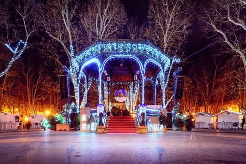 Advent v Záhrebe - vysvietené pódium