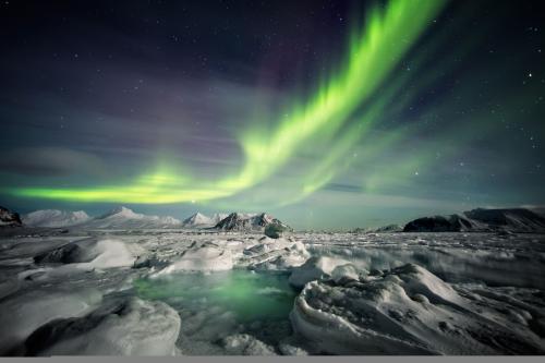 Neobyčajná arktická zimná krajina - zmrazené fjordy a polárna žiara