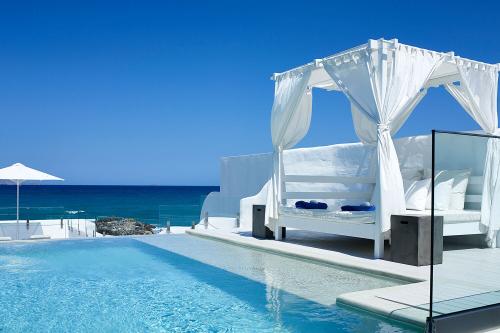 Baldachýny pri bazéne v Knossos Beach Bungalow & Suites
