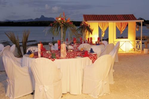 Romantická večera na pláži pred hotelom Shandrani Beachcomber Resort & Spa