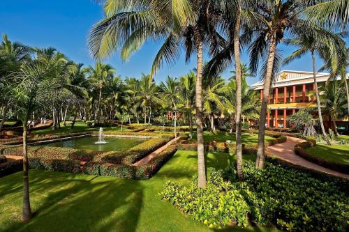 Záhrada s jazerom a fontánou v hoteli Iberostar Dominicana