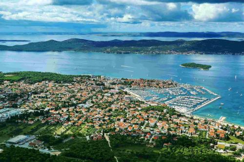 pohlaď z výšky na prístav s hotelom