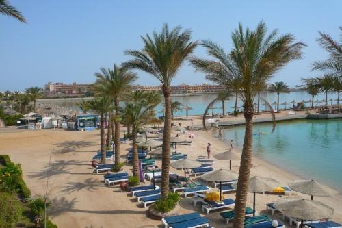 Pláž pred hotelom Arabia Azur