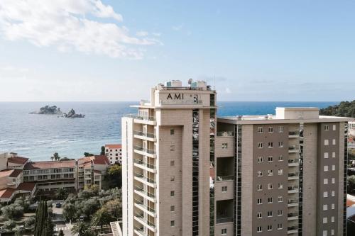 hotel s pozadím mora