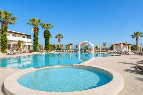 Bazén v Kouros Palace Active Lifestyle