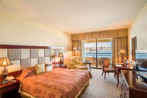 Dvojlôžková posteľ