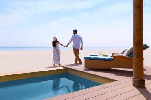 Dvojica pri pláži v Anantara Sir Bani Yas Island Desert Islands Resort & Spa