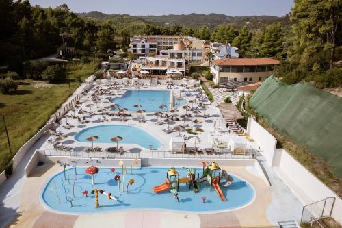 Exteriér hotela s bazénom