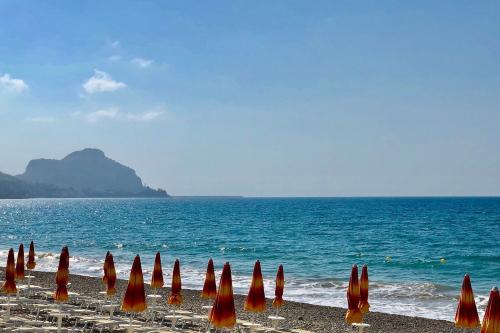 kamienková pláž s lehadkami