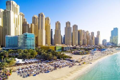 Pohľad na hotel z pláže pri Hilton Dubai The Walk