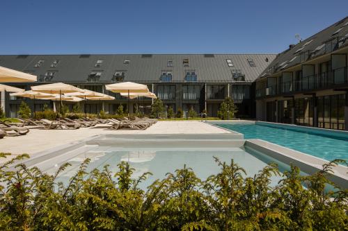 vonkajší bazén s hotelom v pozadí