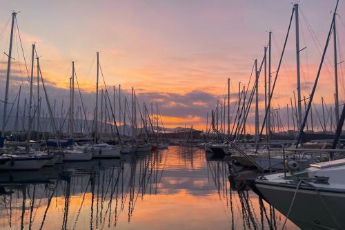 Lode v prístave v Pireu.