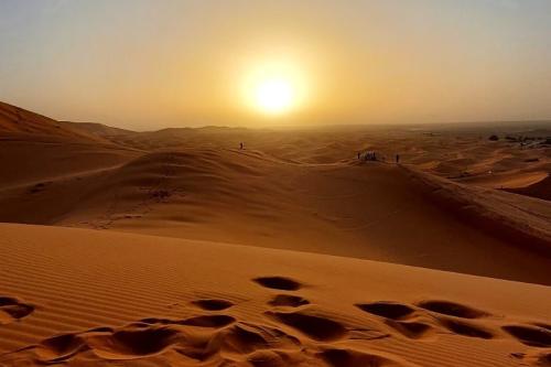 Duny na Sahre pri západe slnka.