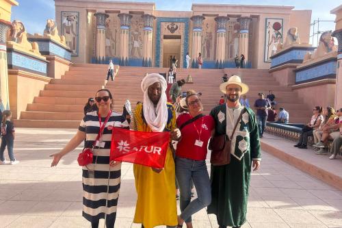 Skupina ľudí v štúdiách v Maroku.