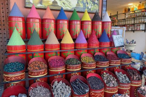 Predaj korenín v Marrákeši.