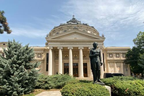 Koncertná hala v Bukurešti a záhrada.