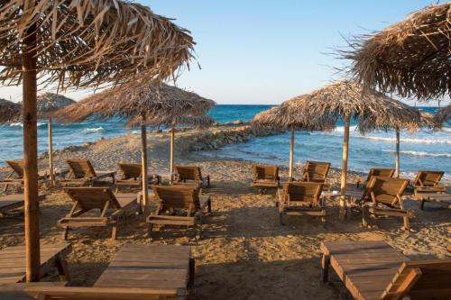 pláž so slnečníkmi