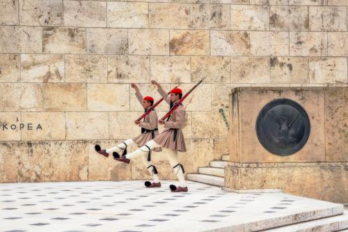 Vojaci pri výmene stráží pred parlamentom v Aténach.