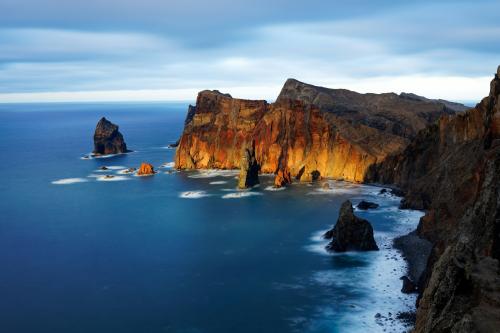 Polostrov Sao Lorenco a oceán na Madeire.