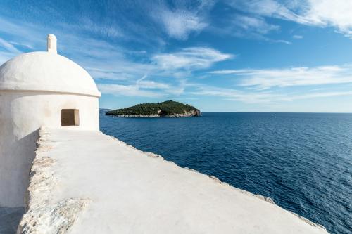 Kamenný múr, more a ostrov v Dubrovníku.