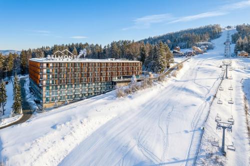 pohlad na hotel a zjazdovku
