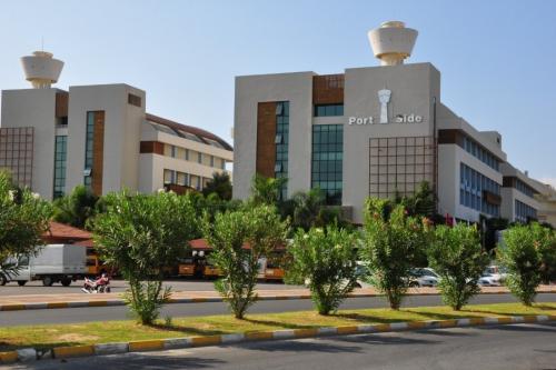 Cesta pred hotelom Port Side Resort