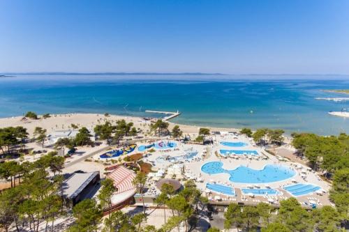 Pohľad z výšky na kompex bazénov pri apartmánoch a štúdiách Zaton Holiday Resort 3