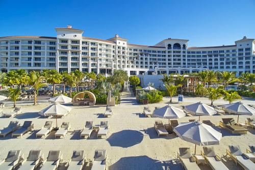 Pohľad na hotel z pláže Waldorf Astoria Dubai Palm Jumeirah