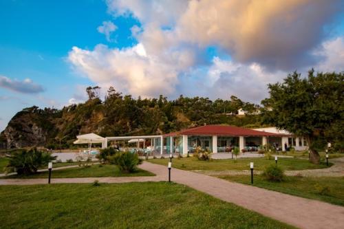 Reštaurácia v hoteli BV Kalafiorita Resort v pozadí s lesom