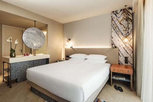 Dvojlôžková posteľ