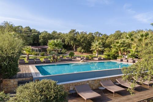 Areál hotela s bazénom