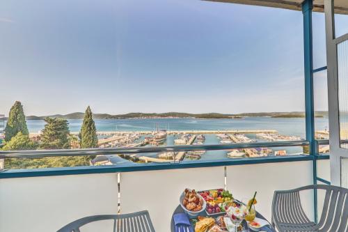 balkon s výhladom na prístav