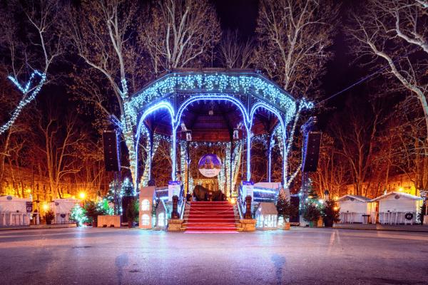 Advent v Záhrebe - vysvietené pódium