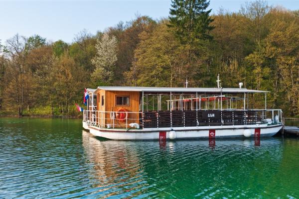 Víkend na Plitviciach -  posedenie na lodi