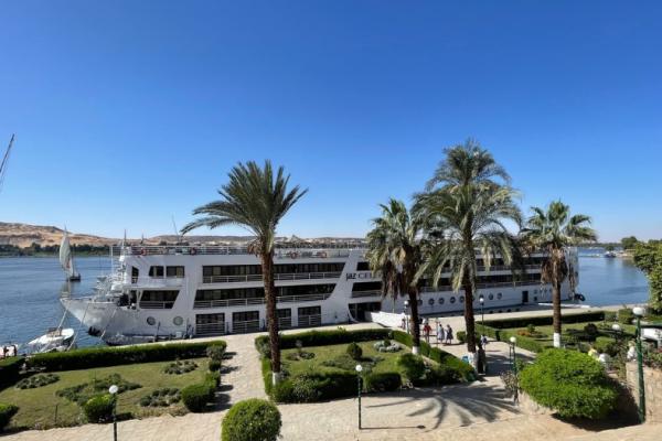 Výletná loď kotví pri brehu v Asuáne.