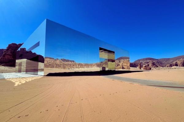Sklená budova kultúrneho centra v AlUla v púšti v Saudskej Arábii.