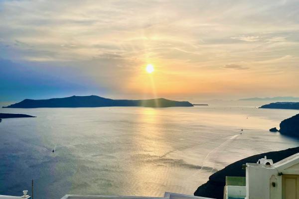 Západ slnka na Santorini.