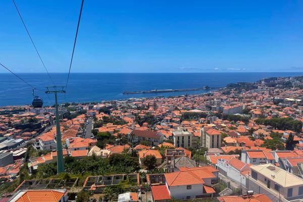 Lanovka nad mestom Funchal a prístav na ostrove Madeira.