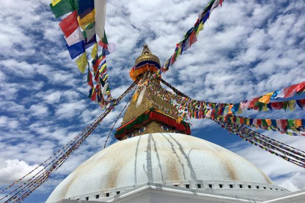Biela stupa s vlajkami v Nepále.