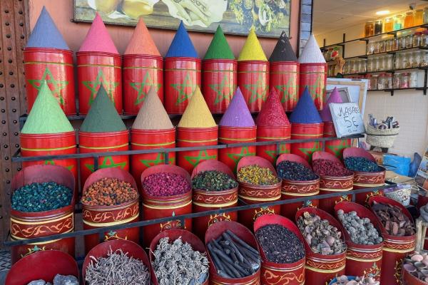 Predaj korenín v Marrákeši.