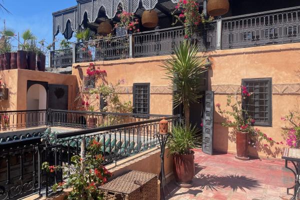 Marocký rijád s terasou v Marrákeši.