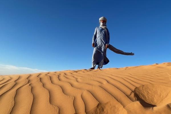 Zahalený muž v púšti v Alžírsku.